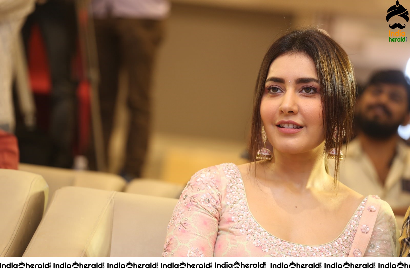 Raashi Khanna feels Shy when Producer praised her at the Event Set 2