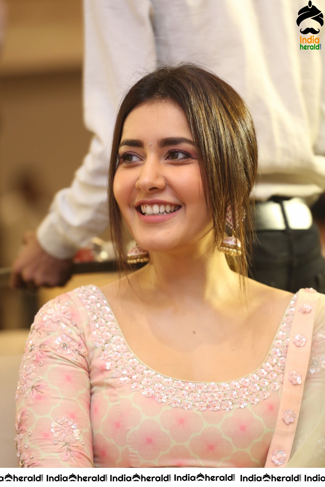 Raashi Khanna feels Shy when Producer praised her at the Event Set 2