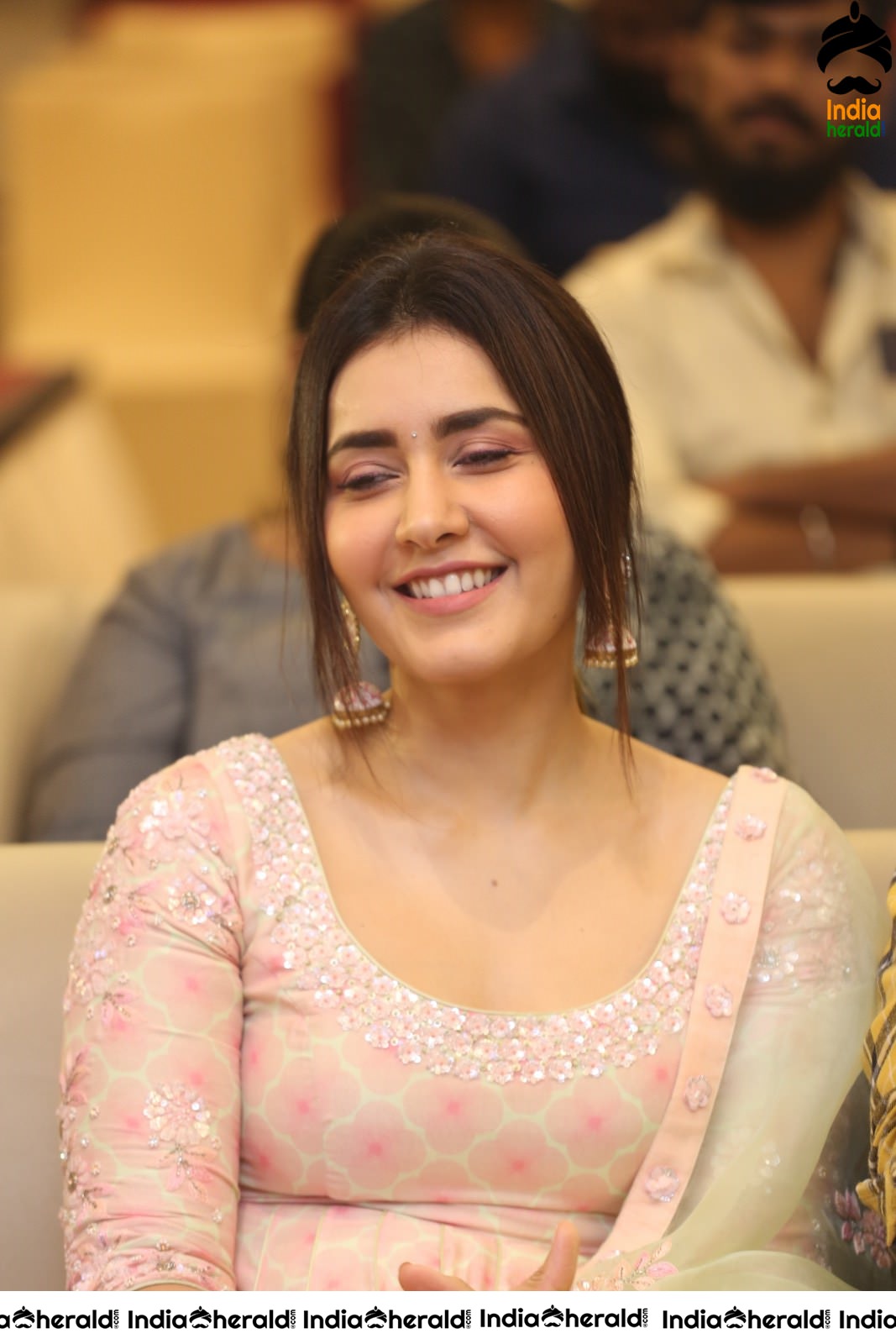 Raashi Khanna feels Shy when Producer praised her at the Event Set 2