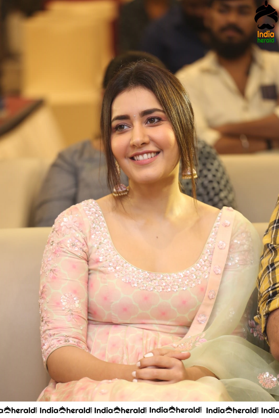 Raashi Khanna feels Shy when Producer praised her at the Event Set 2