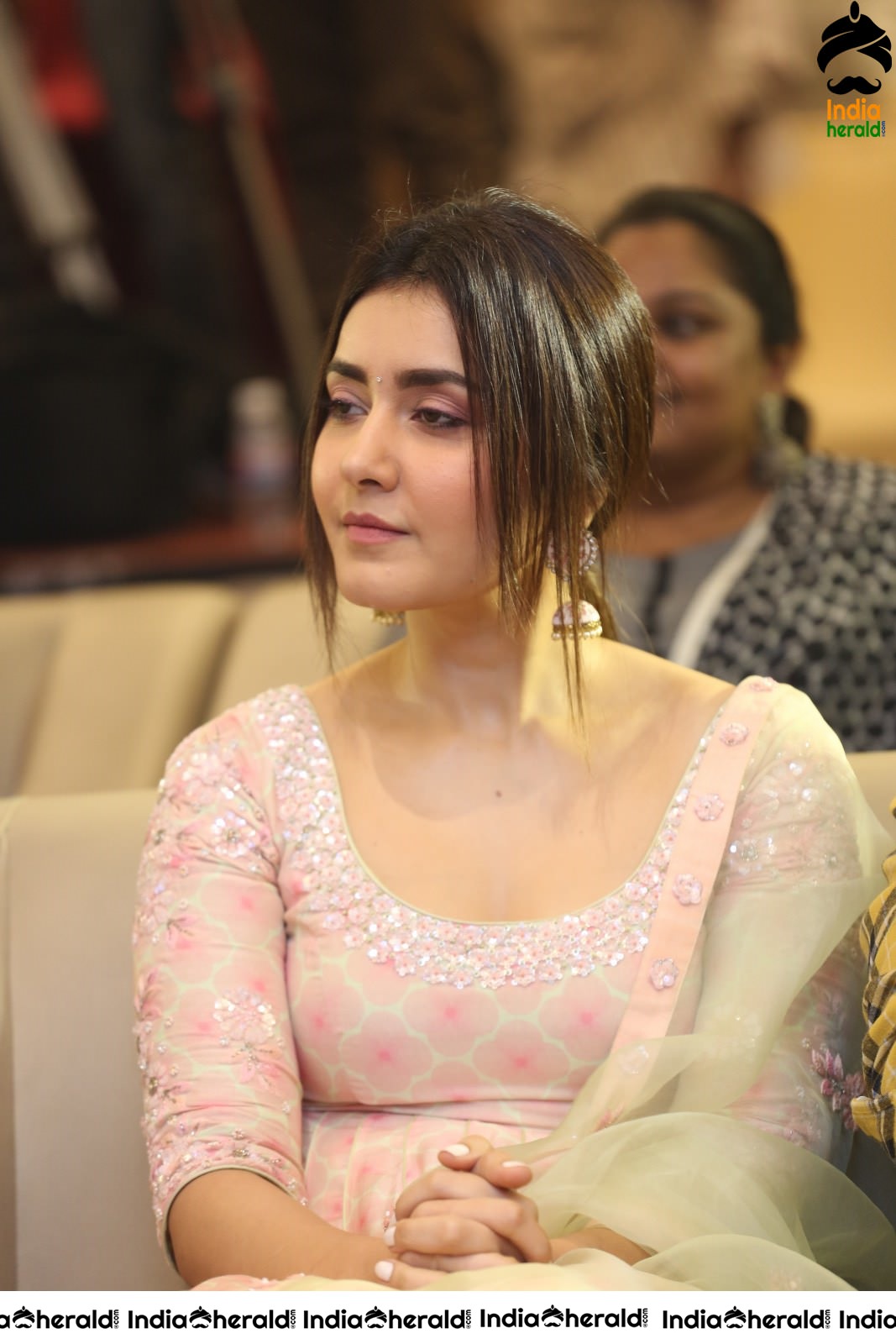 Raashi Khanna feels Shy when Producer praised her at the Event Set 2