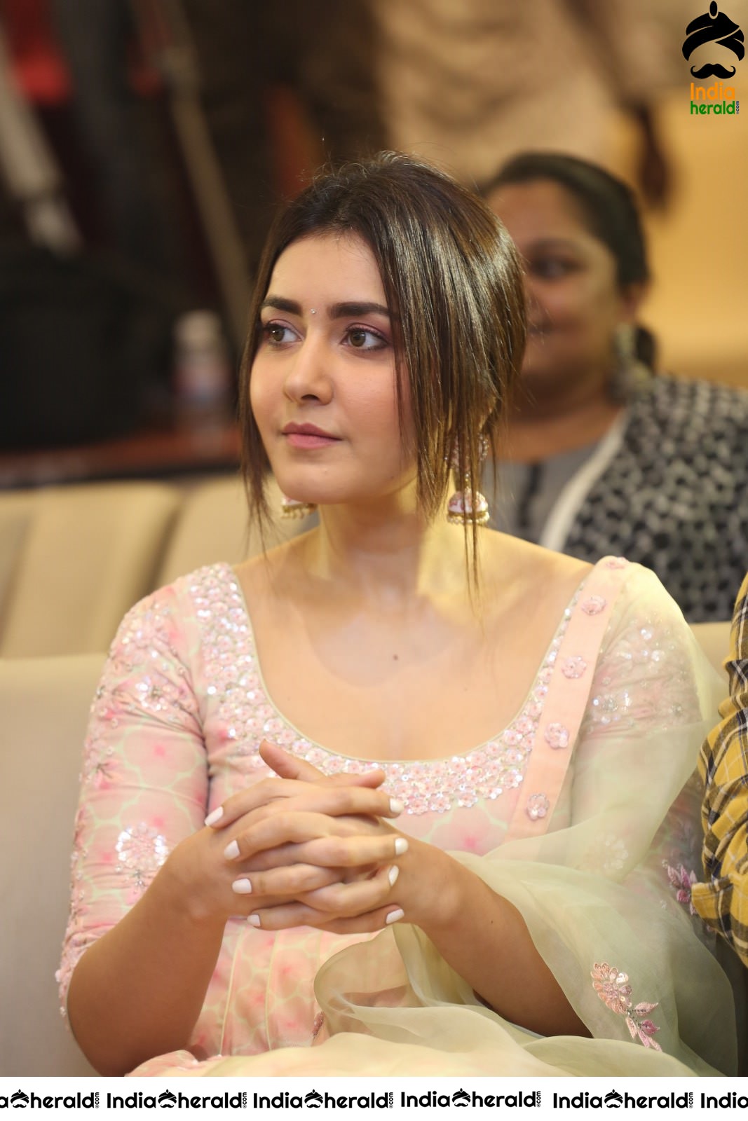 Raashi Khanna feels Shy when Producer praised her at the Event Set 2