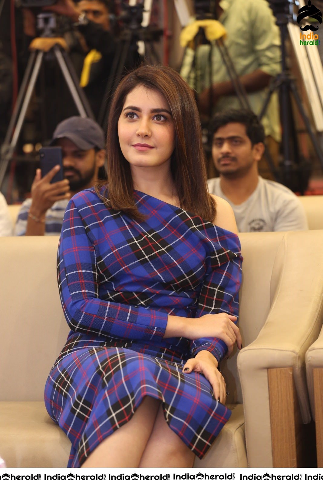 Raashi Khanna Flaunts her Sexy Thighs while sitting Cross Legged Set 1