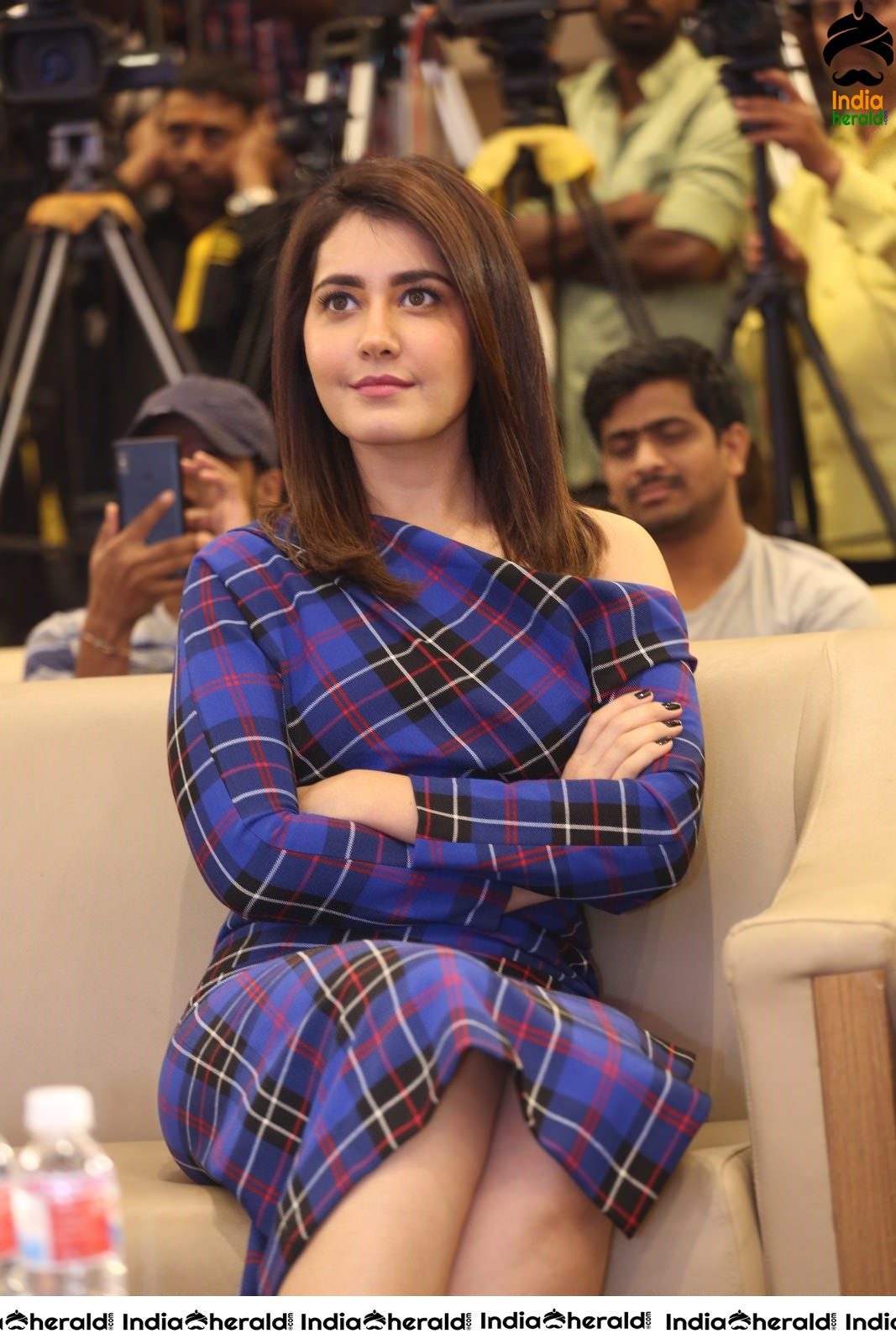 Raashi Khanna Flaunts her Sexy Thighs while sitting Cross Legged Set 1