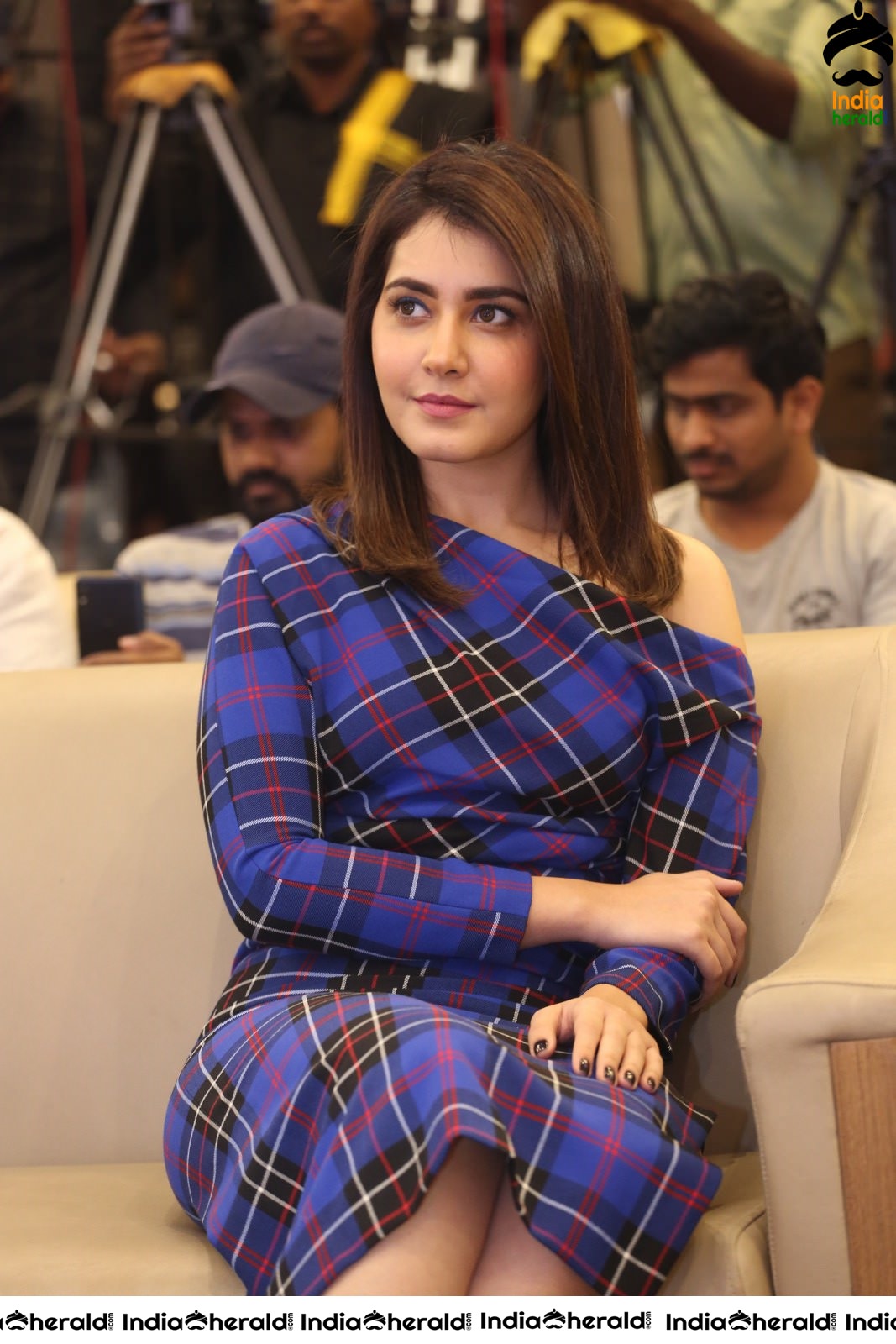 Raashi Khanna Flaunts her Sexy Thighs while sitting Cross Legged Set 1