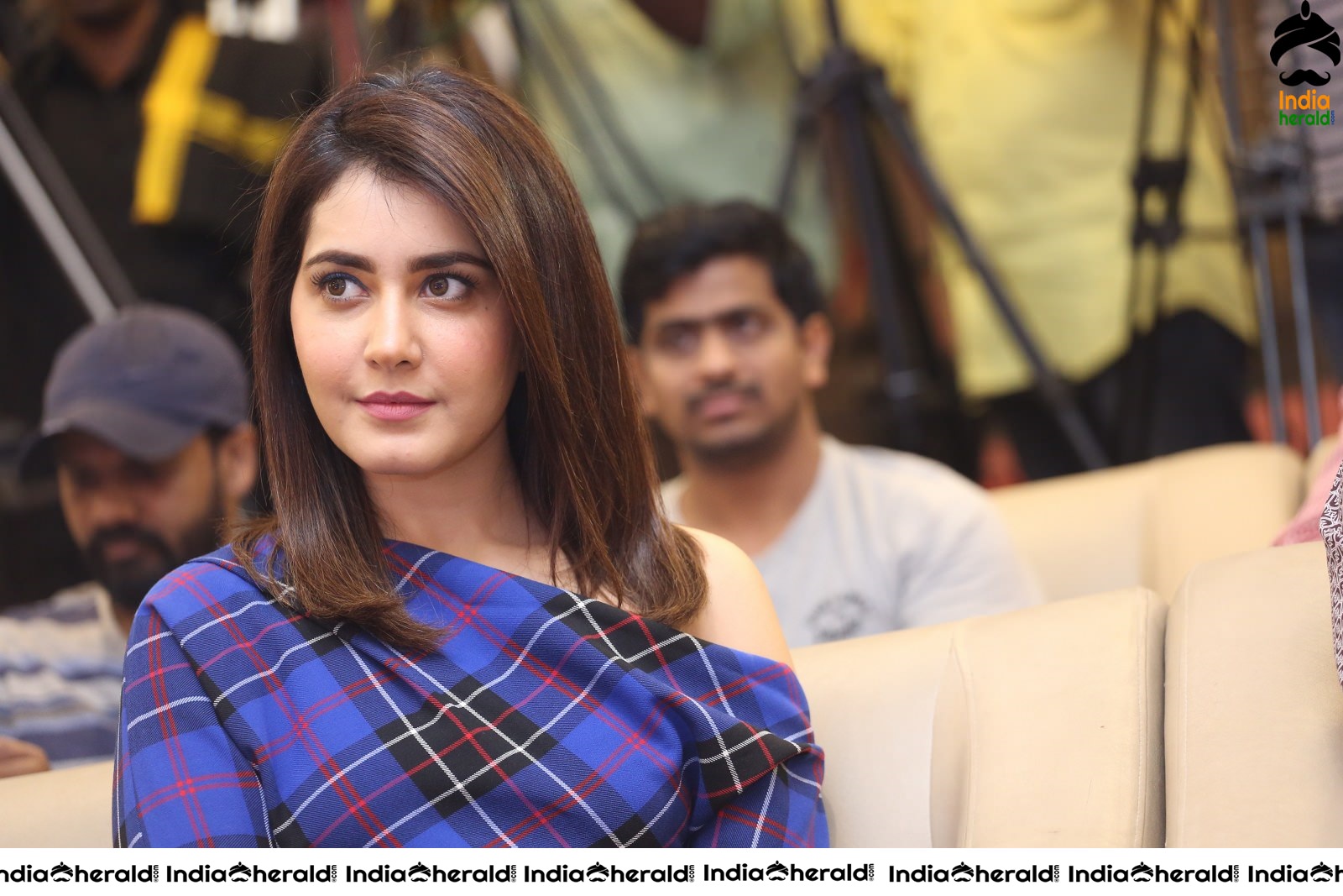 Raashi Khanna Flaunts her Sexy Thighs while sitting Cross Legged Set 1