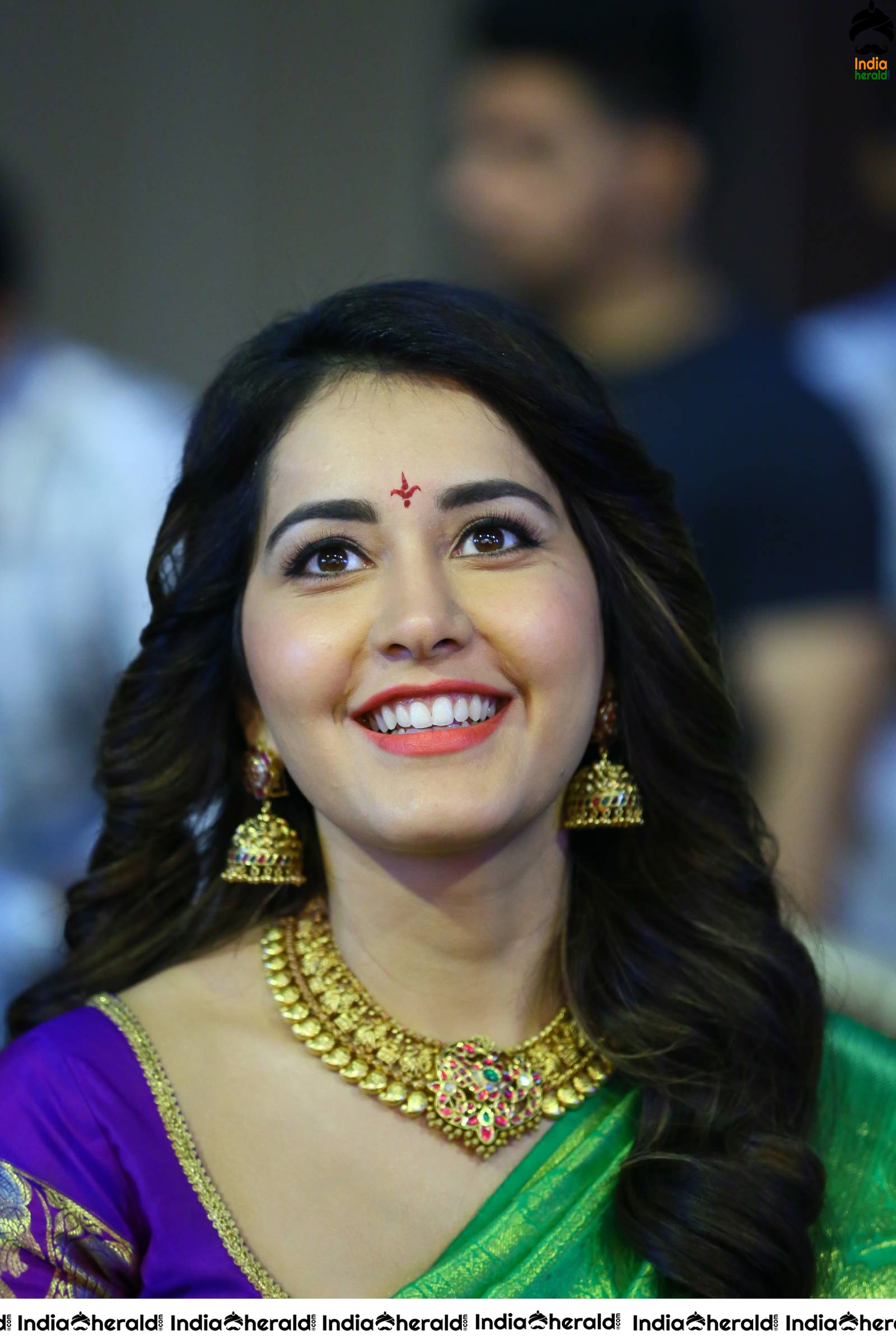 Raashi Khanna Looking Cute with Traditional Kanchipuram Saree and Bindhi Set 2