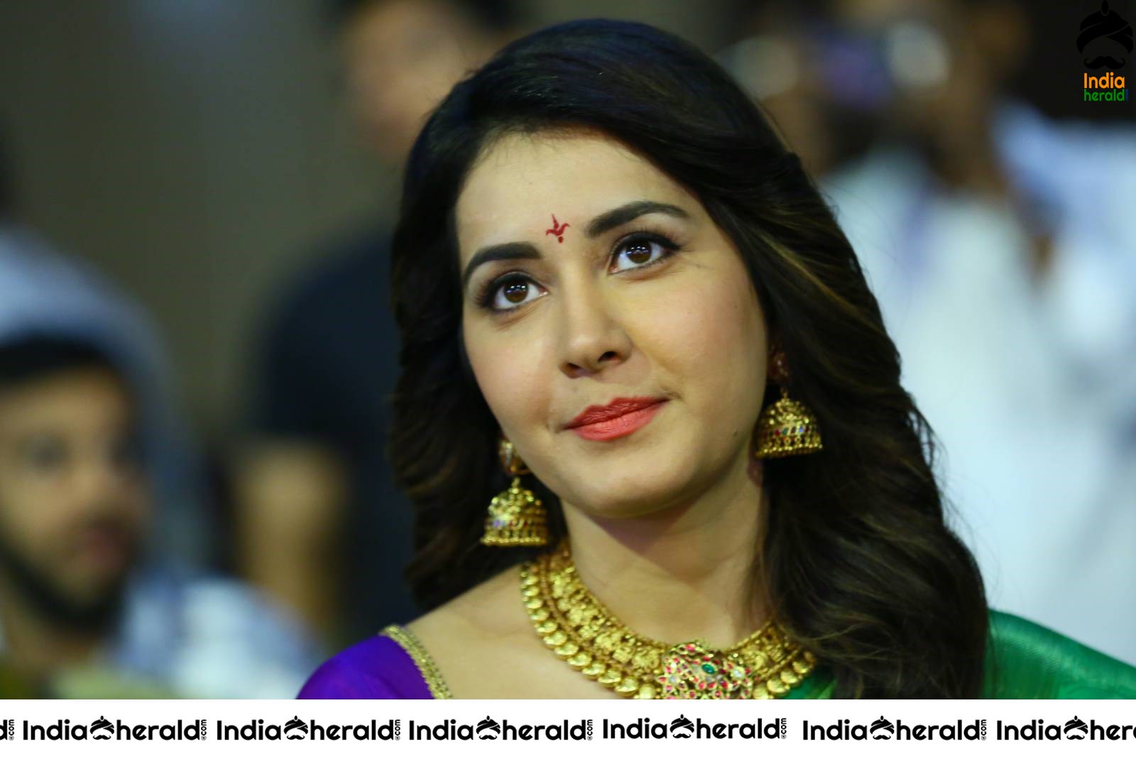 Raashi Khanna Looking Cute with Traditional Kanchipuram Saree and Bindhi Set 2