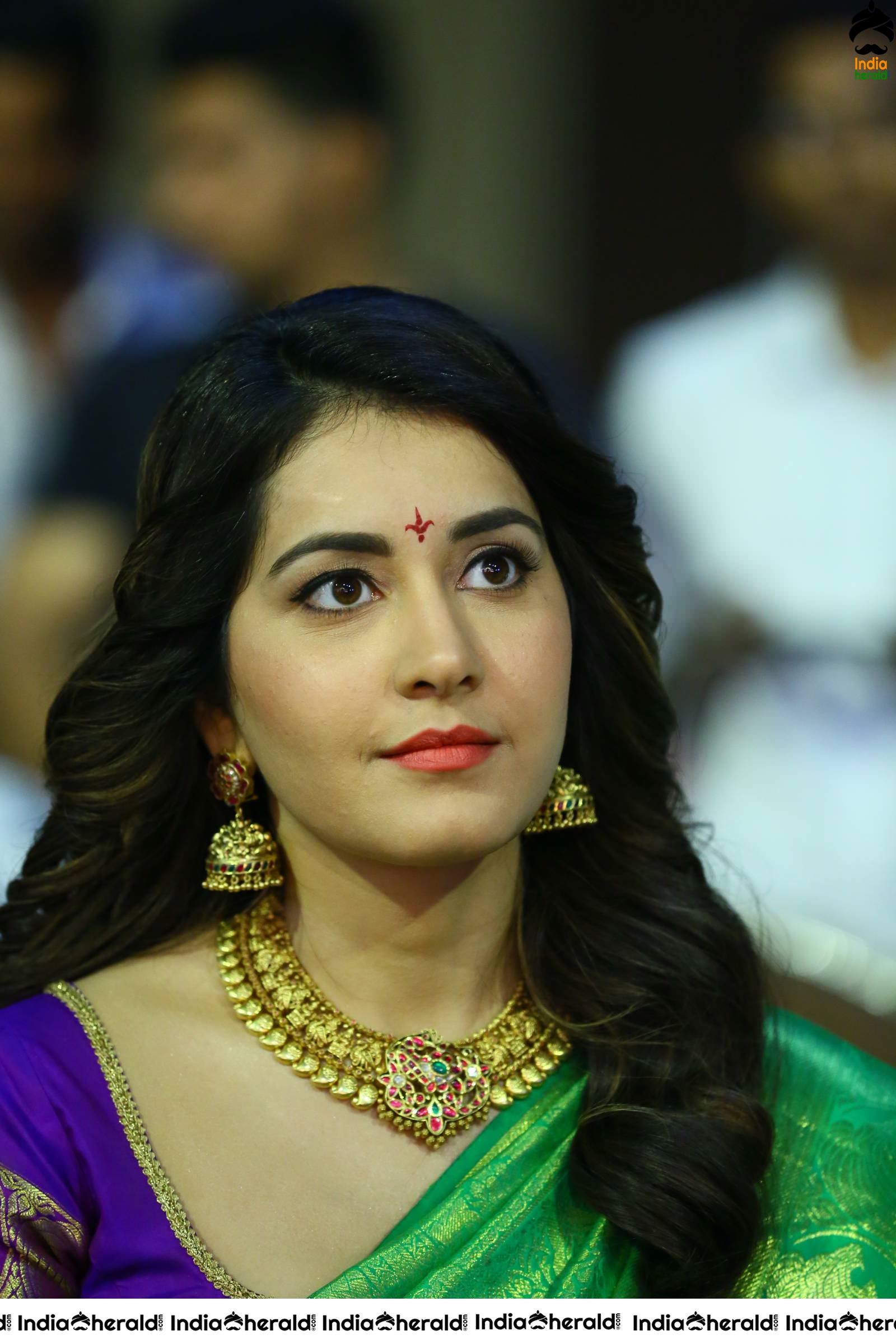 Raashi Khanna Looking Cute with Traditional Kanchipuram Saree and Bindhi Set 2