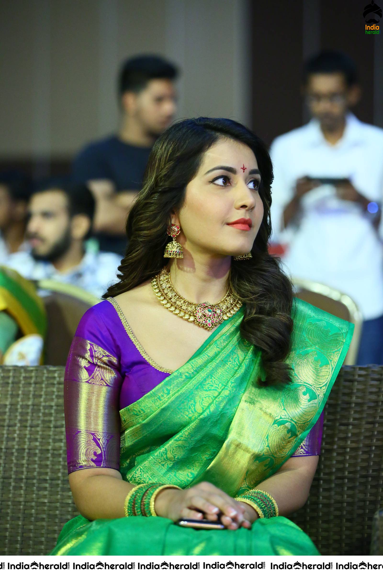 Raashi Khanna Looking Cute with Traditional Kanchipuram Saree and Bindhi Set 2