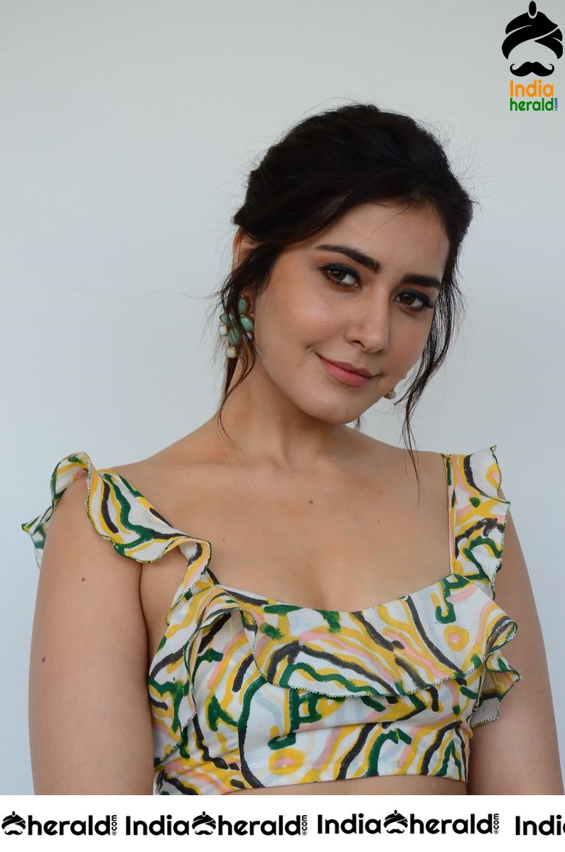 Raashi Khanna shows her Hot Waist and Teases our Mood