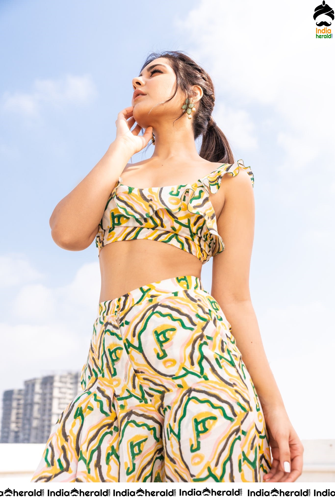 Raashi Khanna shows her Hot Waist and Teases our Mood