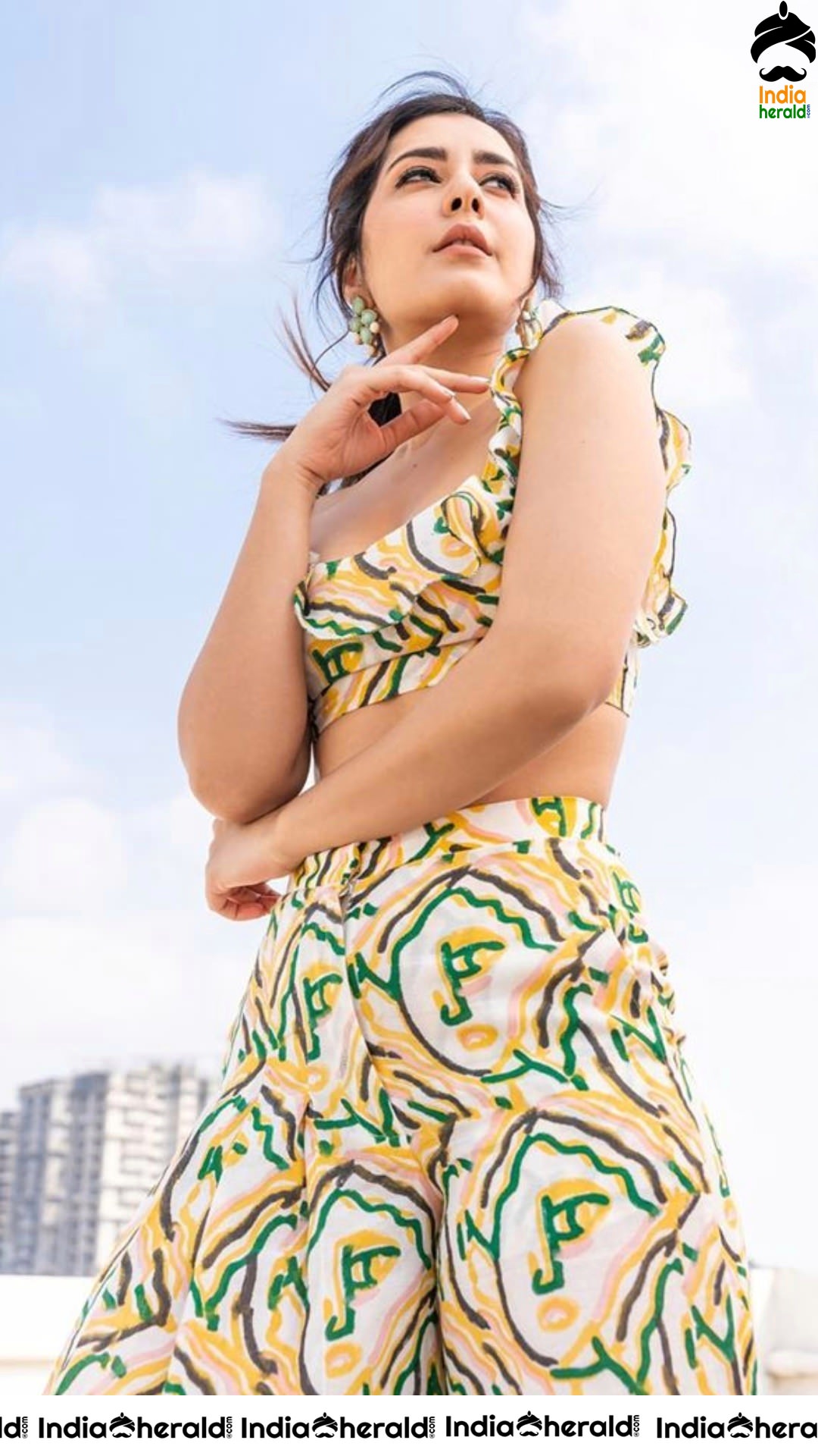 Raashi Khanna shows her Hot Waist and Teases our Mood