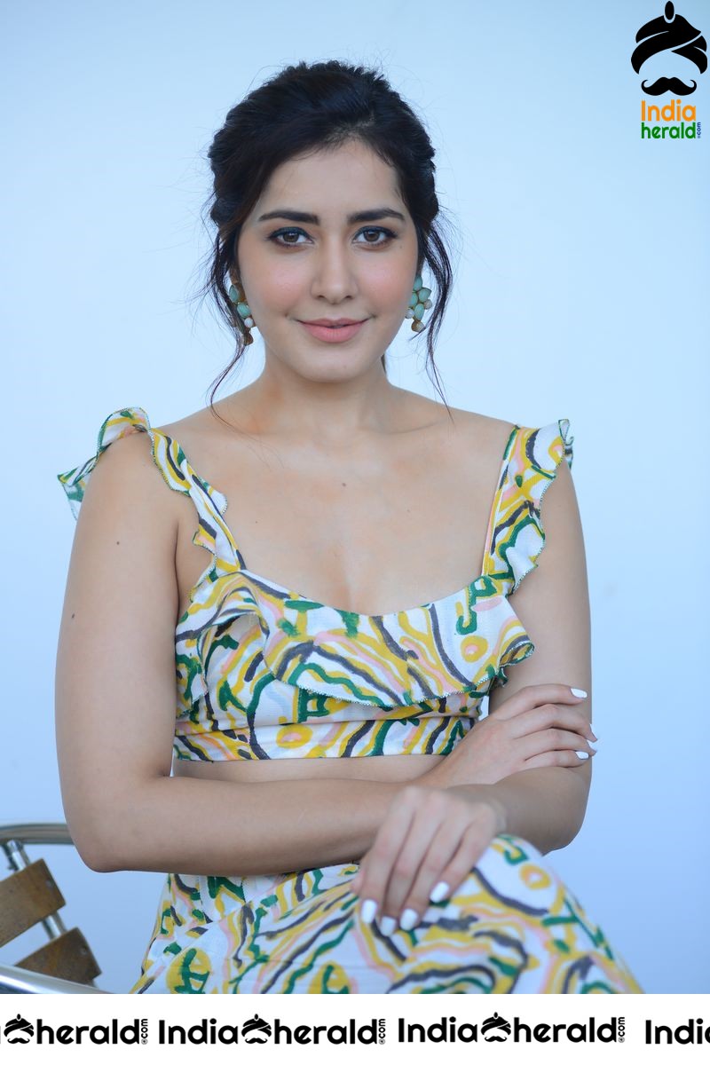 Raashi Khanna shows her Hot Waist and Teases our Mood