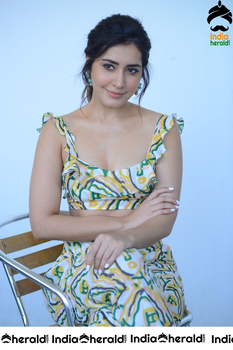 Raashi Khanna shows her Hot Waist and Teases our Mood