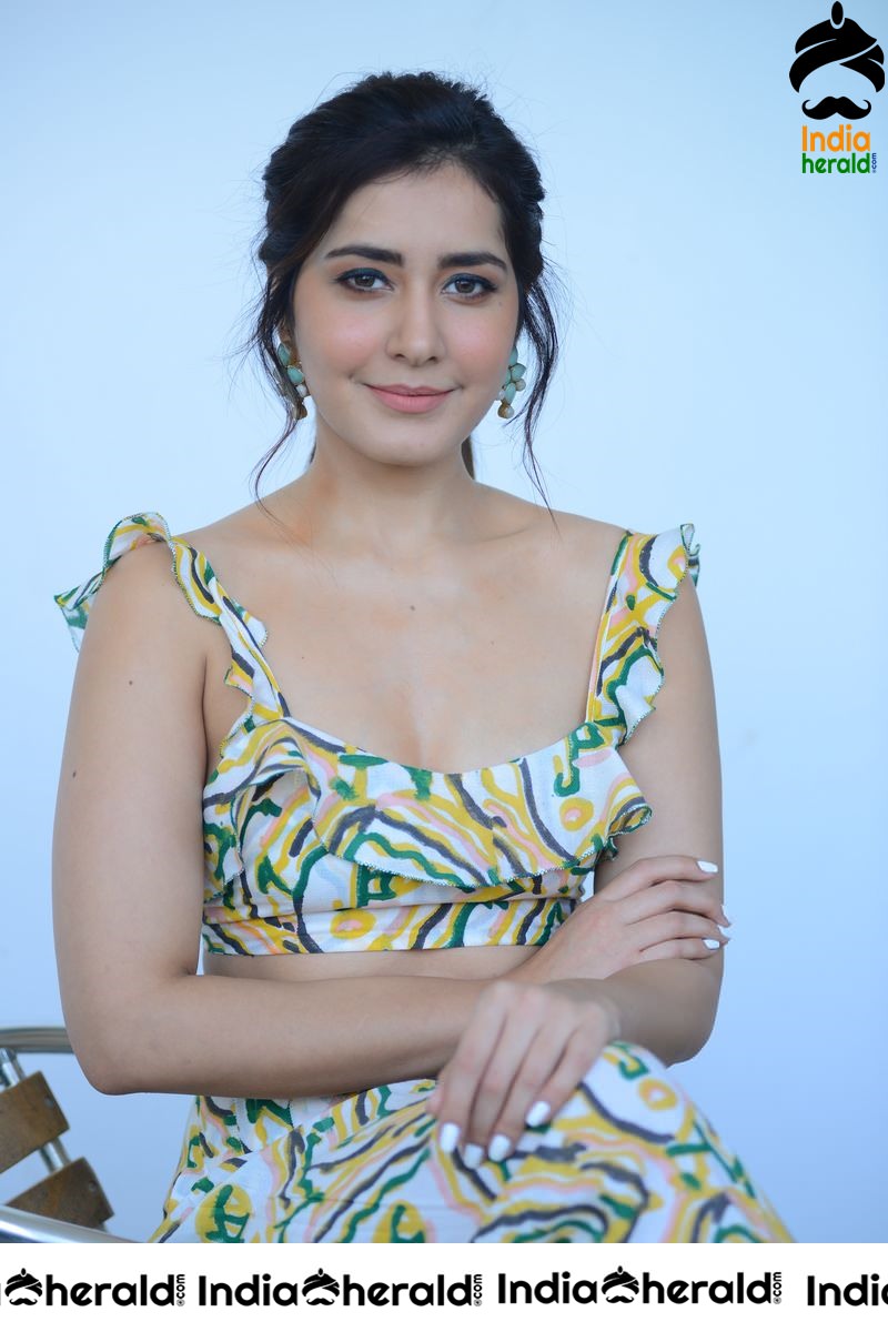 Raashi Khanna shows her Hot Waist and Teases our Mood