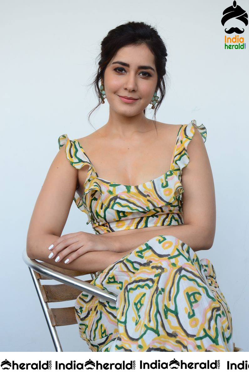 Raashi Khanna shows her Hot Waist and Teases our Mood