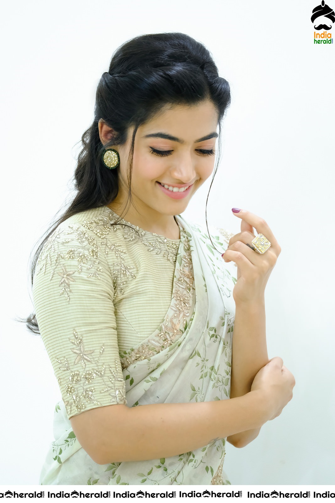 Rashmika Mandanna Hot Hip Show in Saree Stills