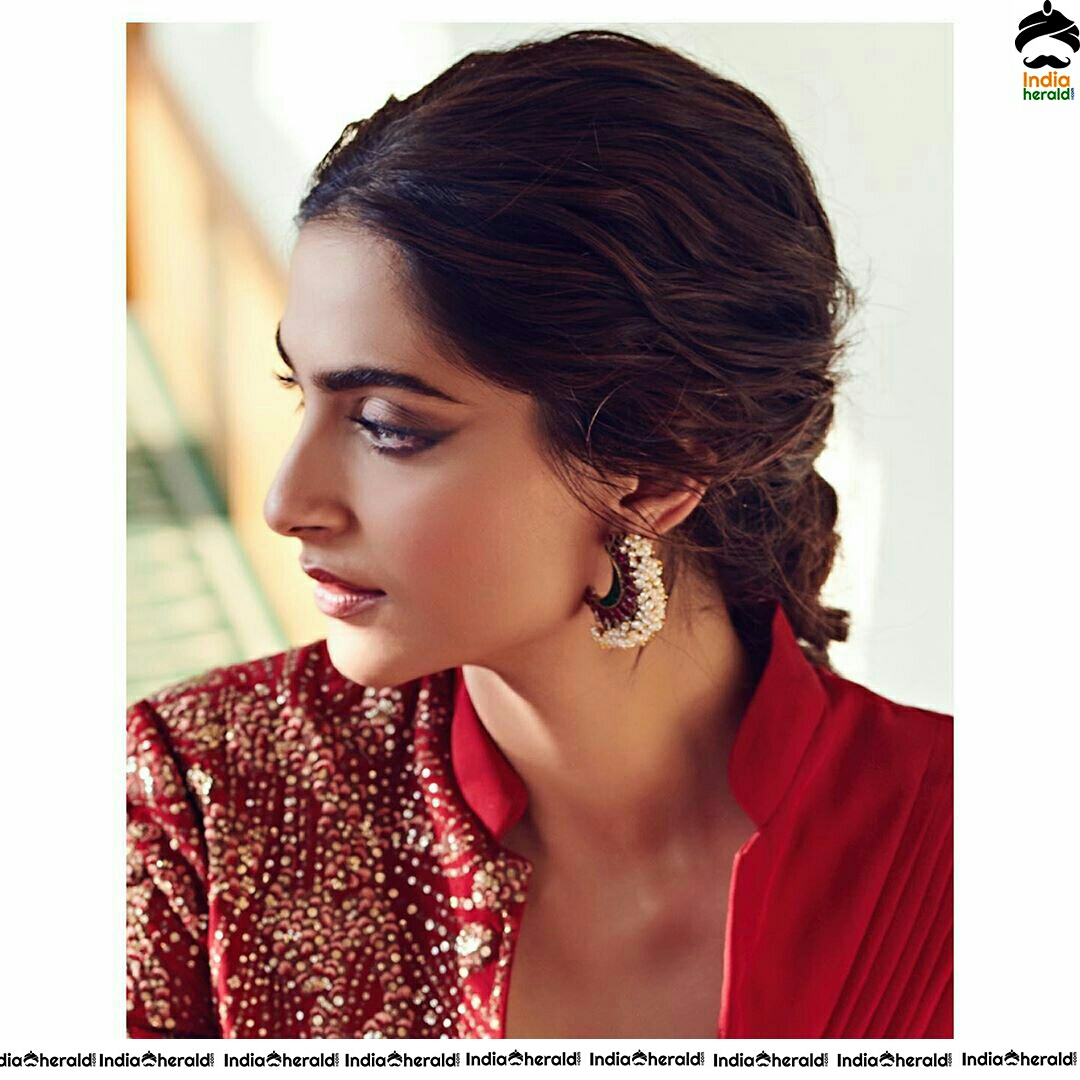 Red Hot Sonam Kapoor Mesmerizing Cleavage Show For Hello Mag