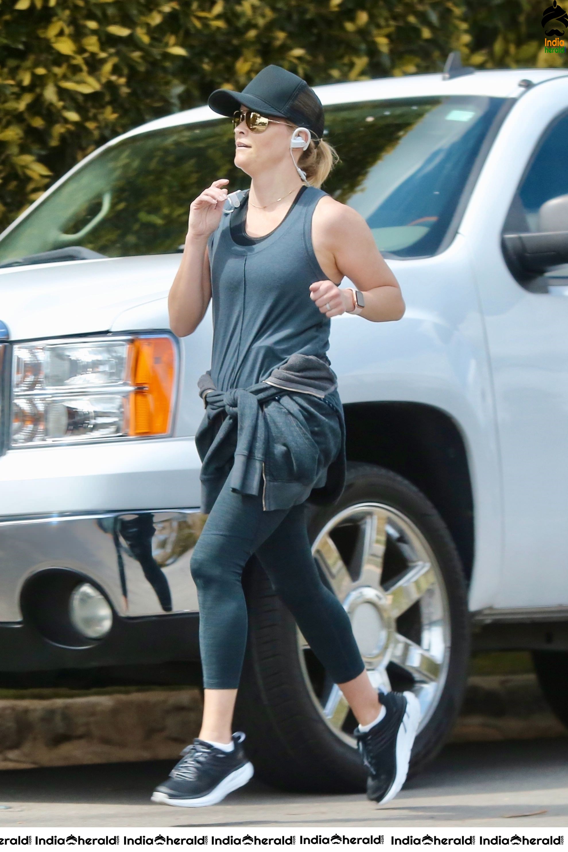 Reese Witherspoon caught by Paparazzi while jogging in Brentwood