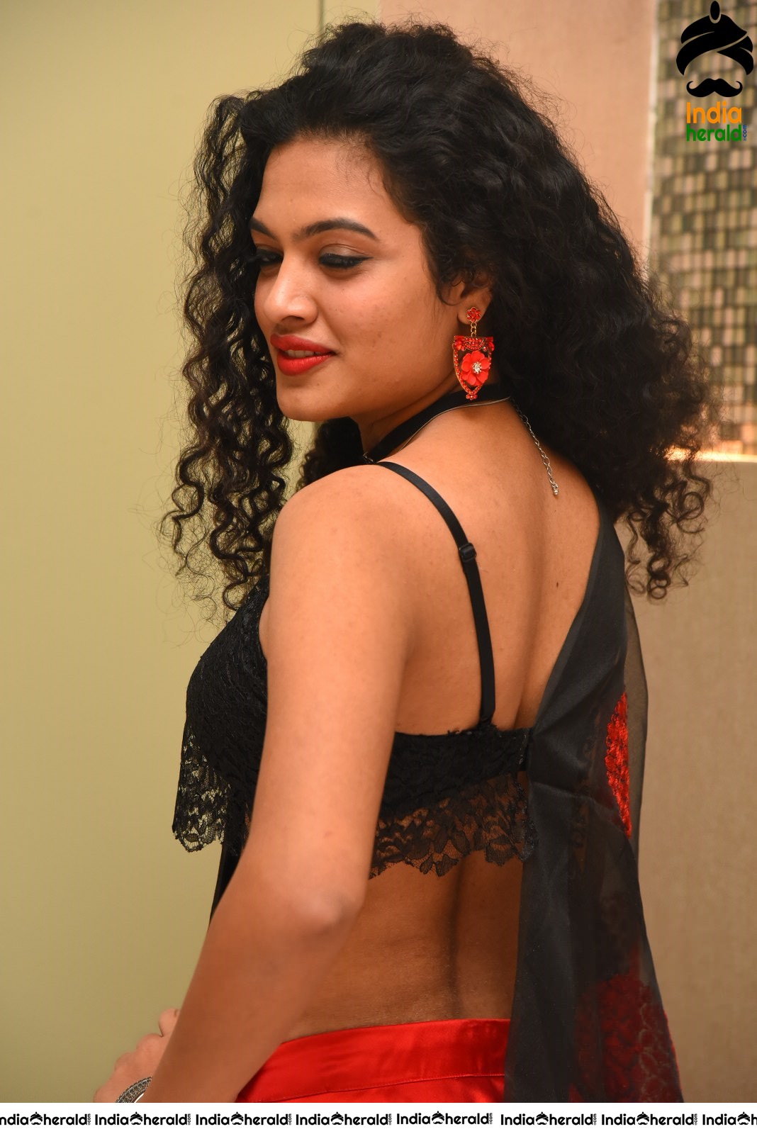 Sehnaaz Gill Porn Pic - Riya Sizzling Hot Waist and Navel Show in Black Brassiere a