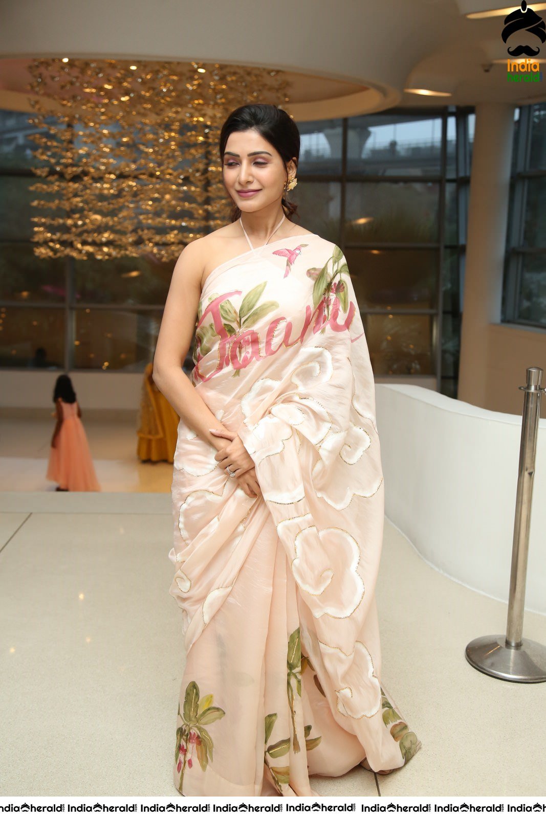 Samantha Akkineni Looking Hot in Saree and Sleeveless Blouse in these Latest Photos