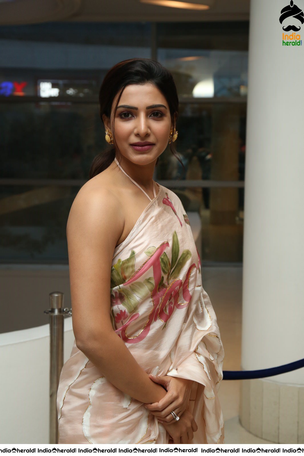 Samantha Akkineni Looking Hot in Saree and Sleeveless Blouse in these Latest Photos