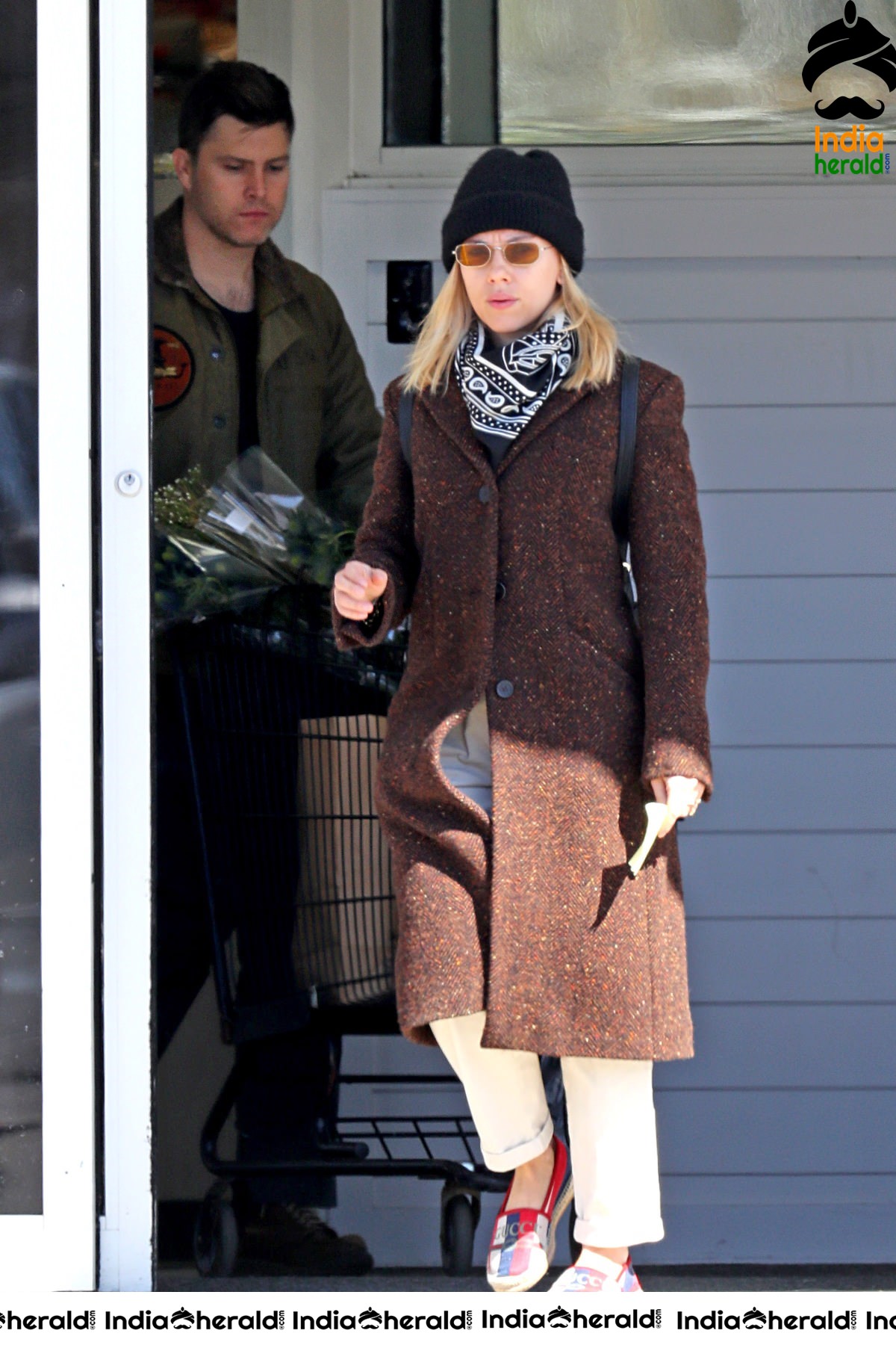 Scarlett Johansson caught by Paparazzi as she does grocery shopping in the Hamptons