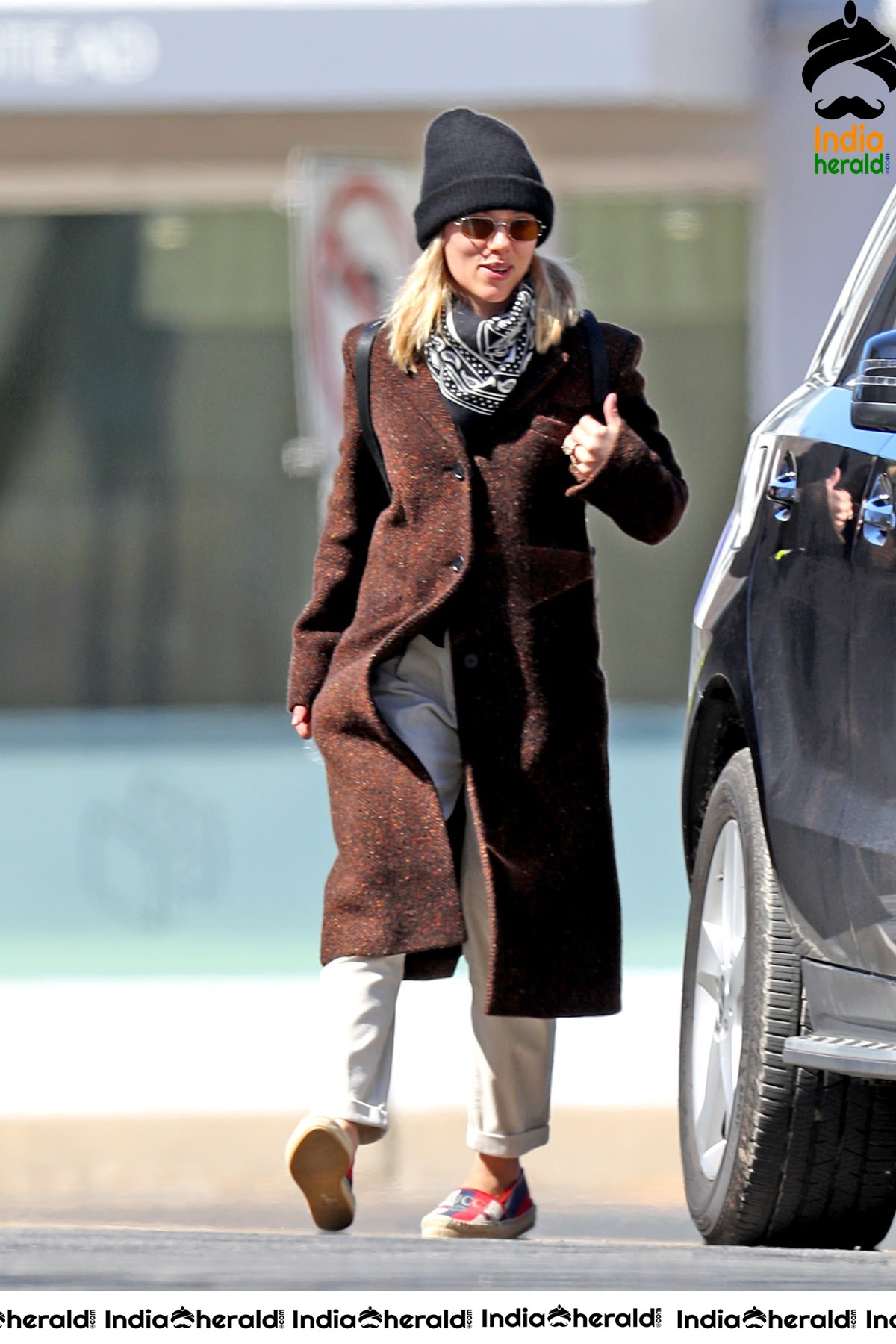 Scarlett Johansson caught by Paparazzi as she does grocery shopping in the Hamptons