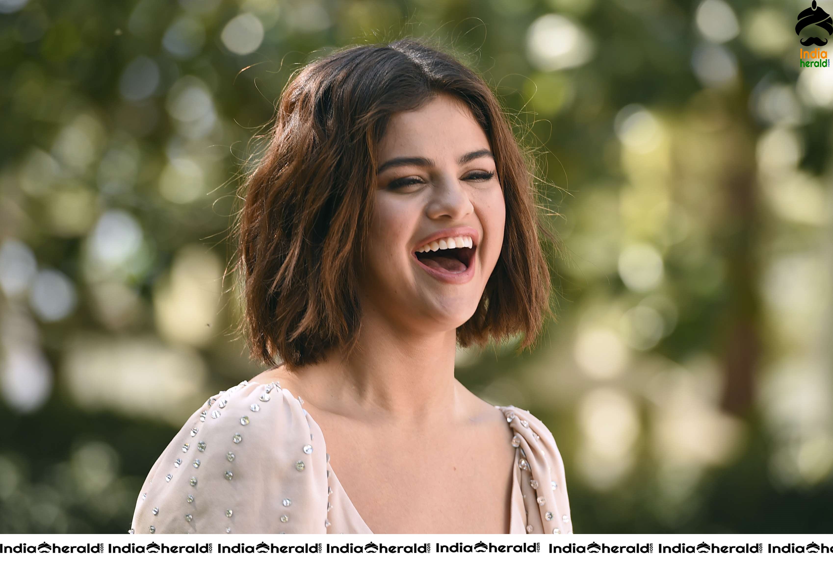 Selena Gomez Hot Photocall with Mavis Animated Character Set 2