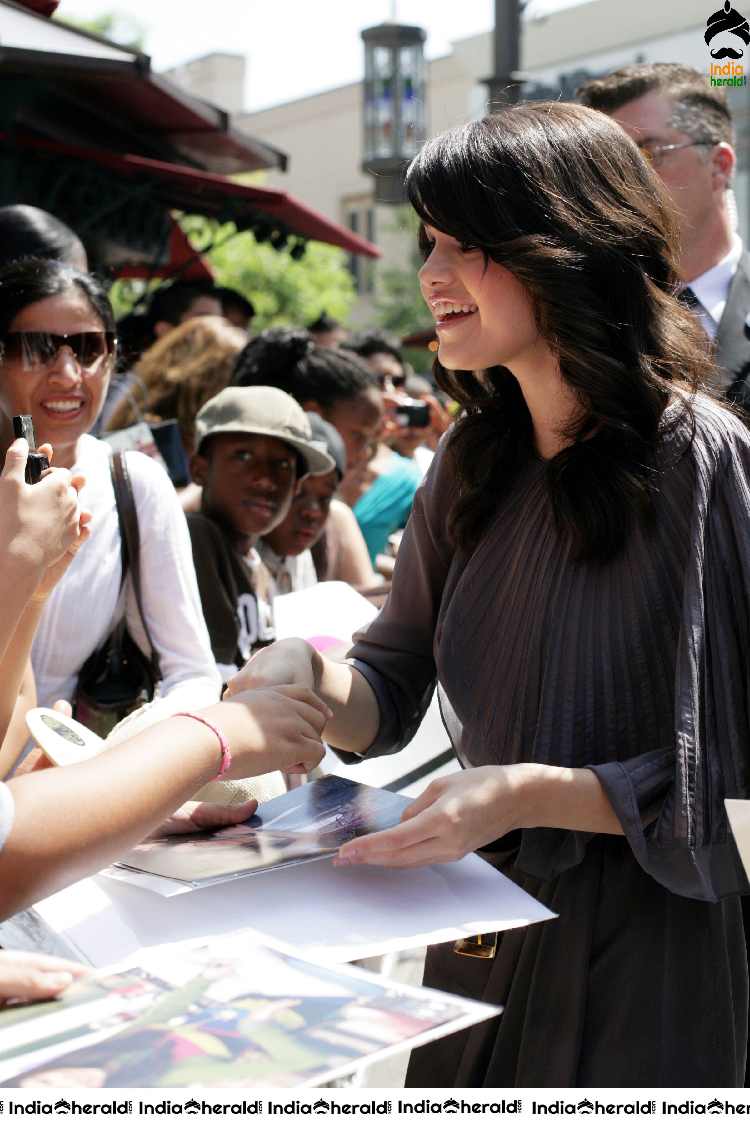 Selena Gomez meets the Crowded Fans and takes Selfies with them