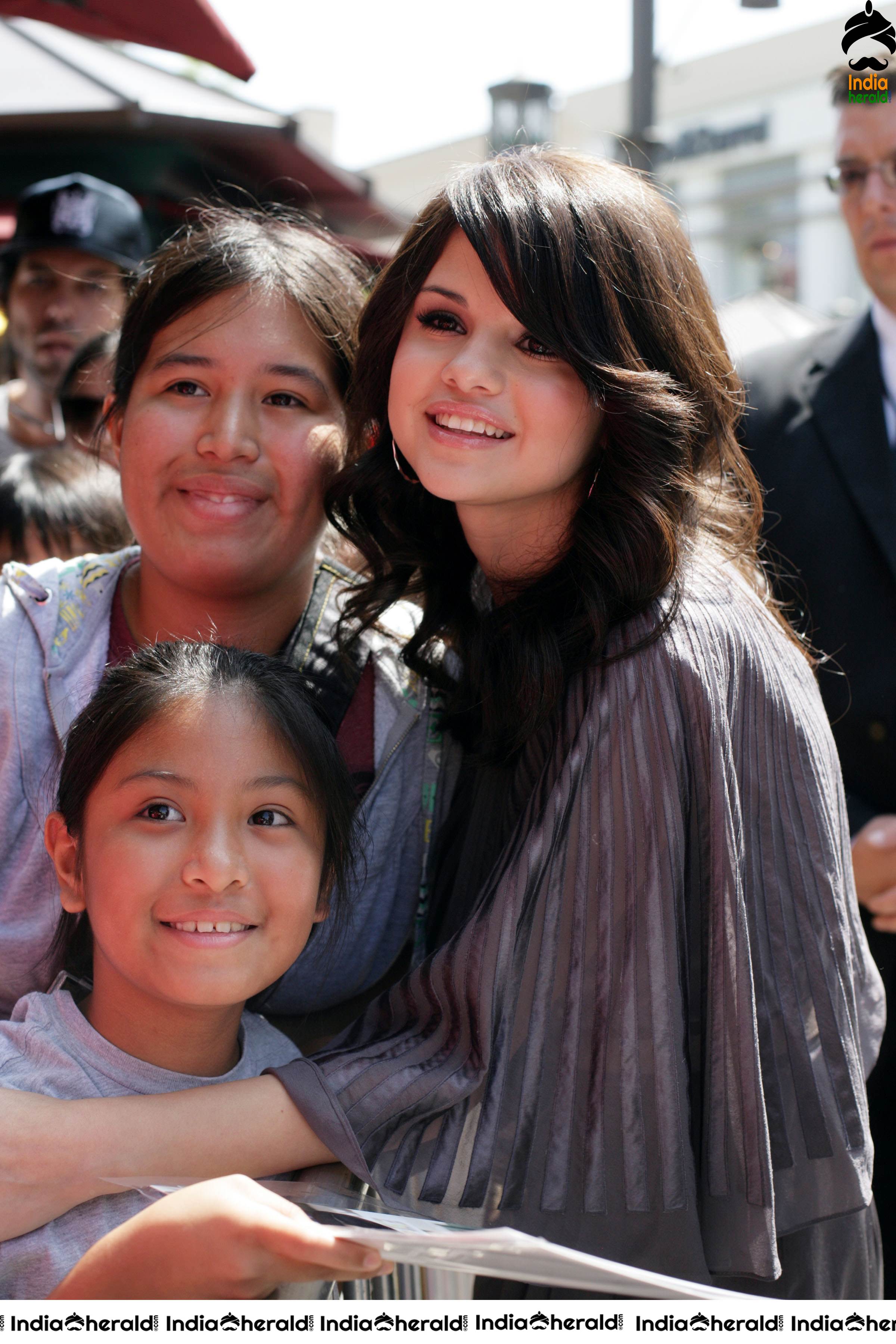 Selena Gomez meets the Crowded Fans and takes Selfies with them