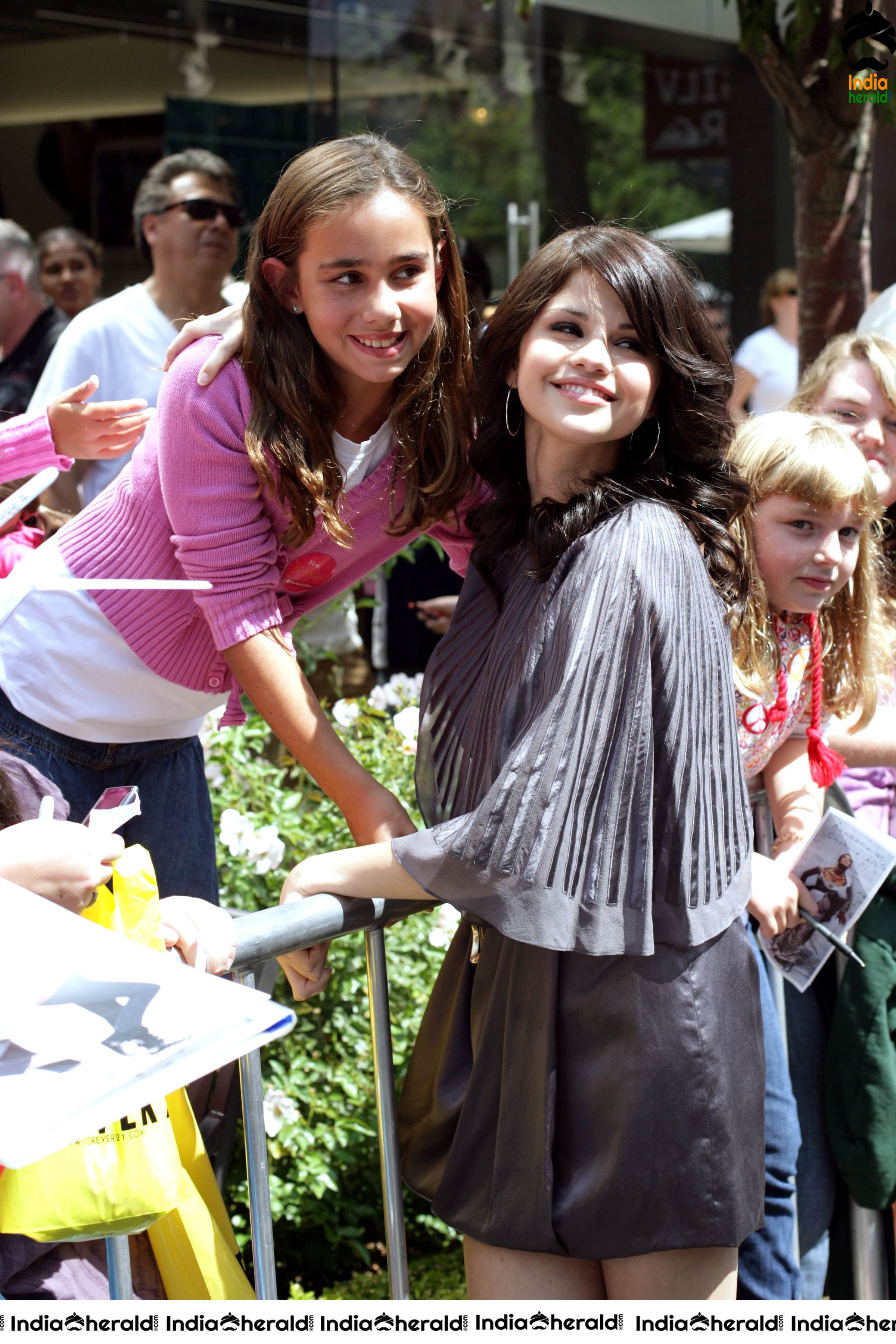 Selena Gomez meets the Crowded Fans and takes Selfies with them