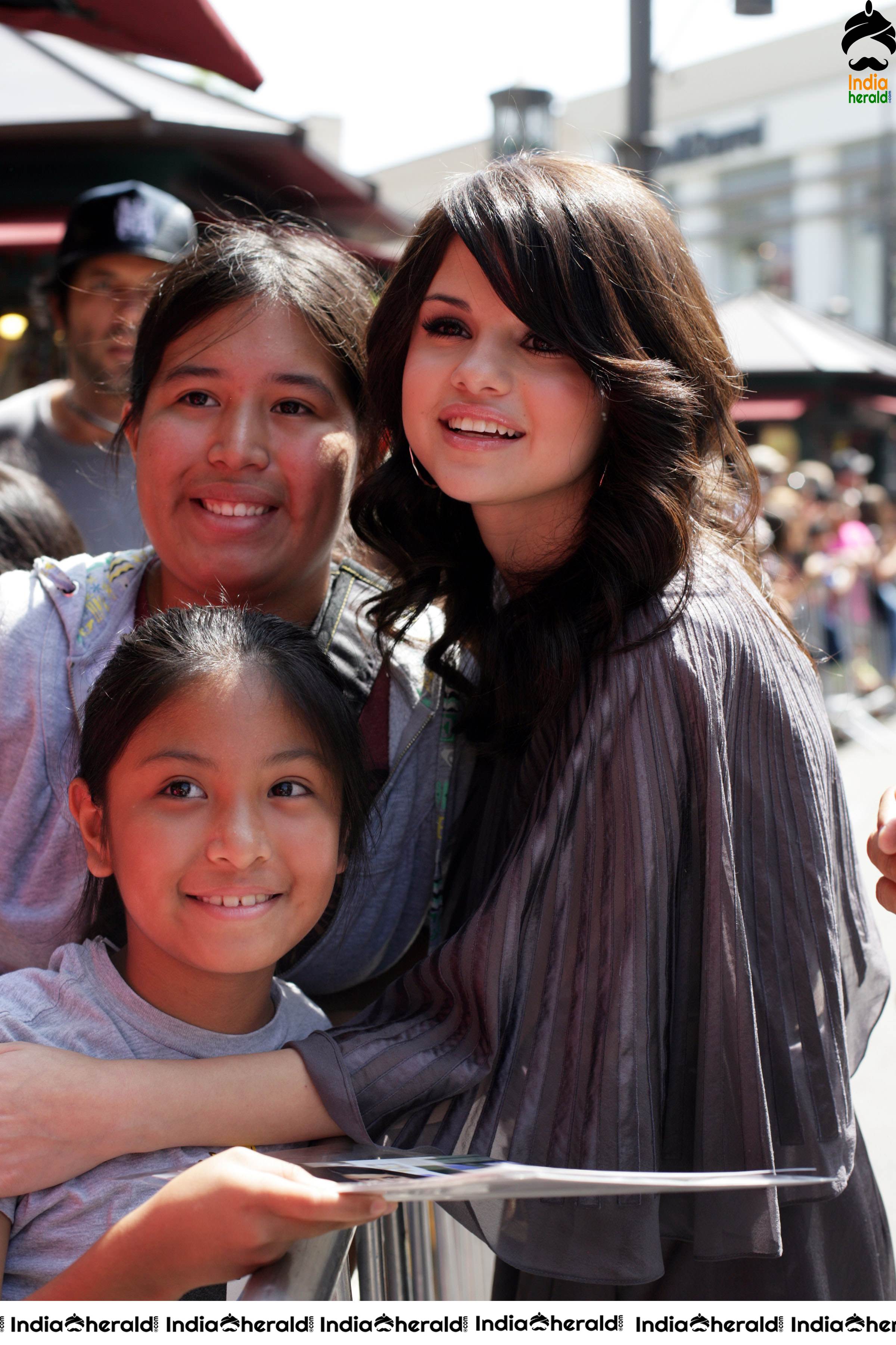 Selena Gomez meets the Crowded Fans and takes Selfies with them