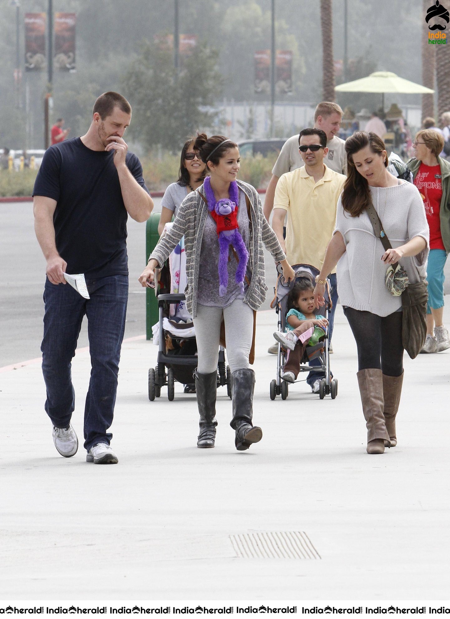 Selena Gomez Visits Los Angeles Zoo with her friends Set 1