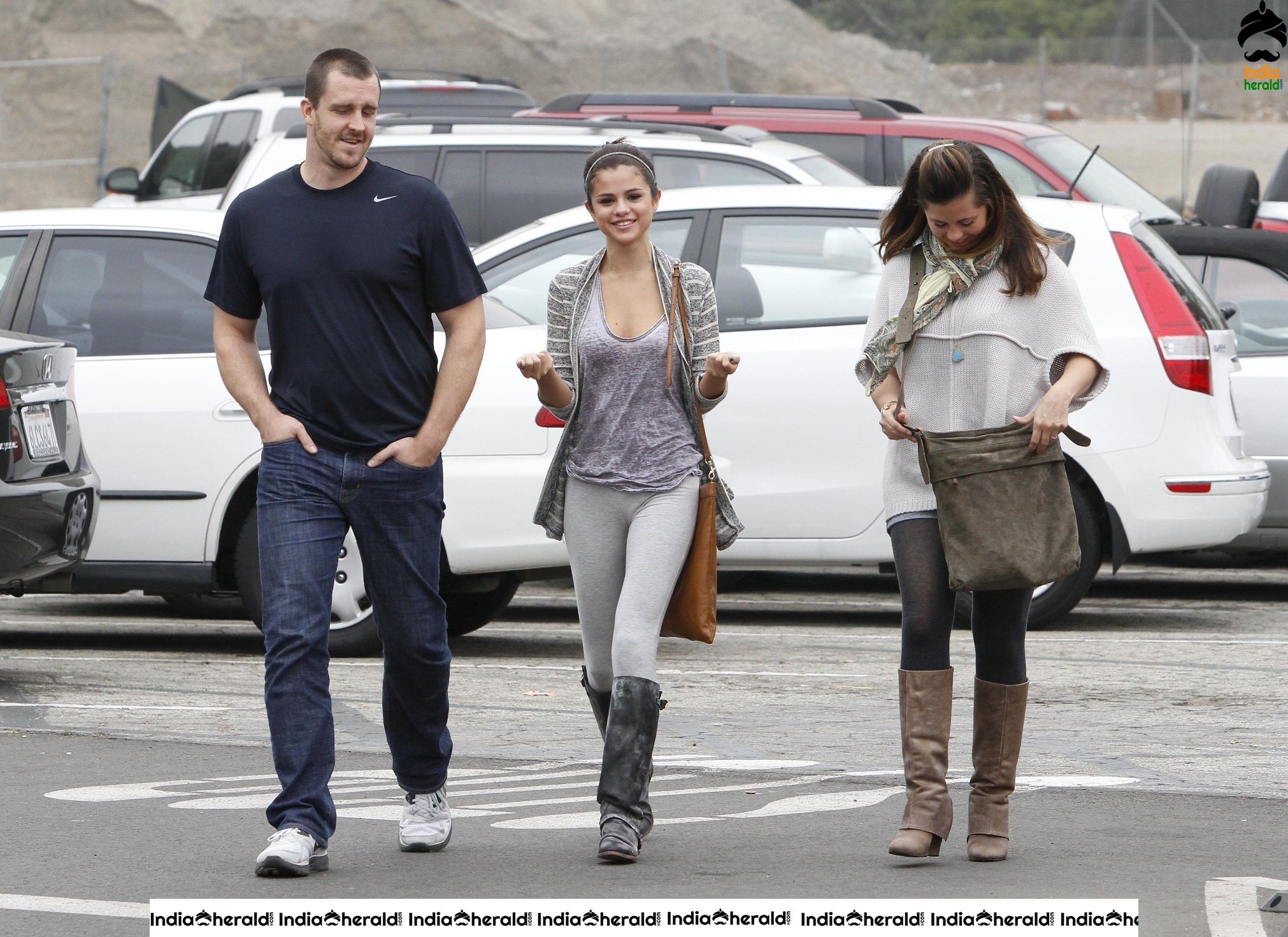 Selena Gomez Visits Los Angeles Zoo with her friends Set 1