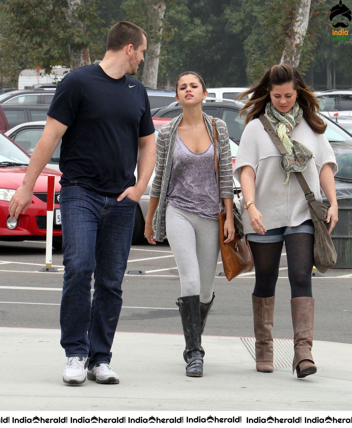 Selena Gomez Visits Los Angeles Zoo with her friends Set 1