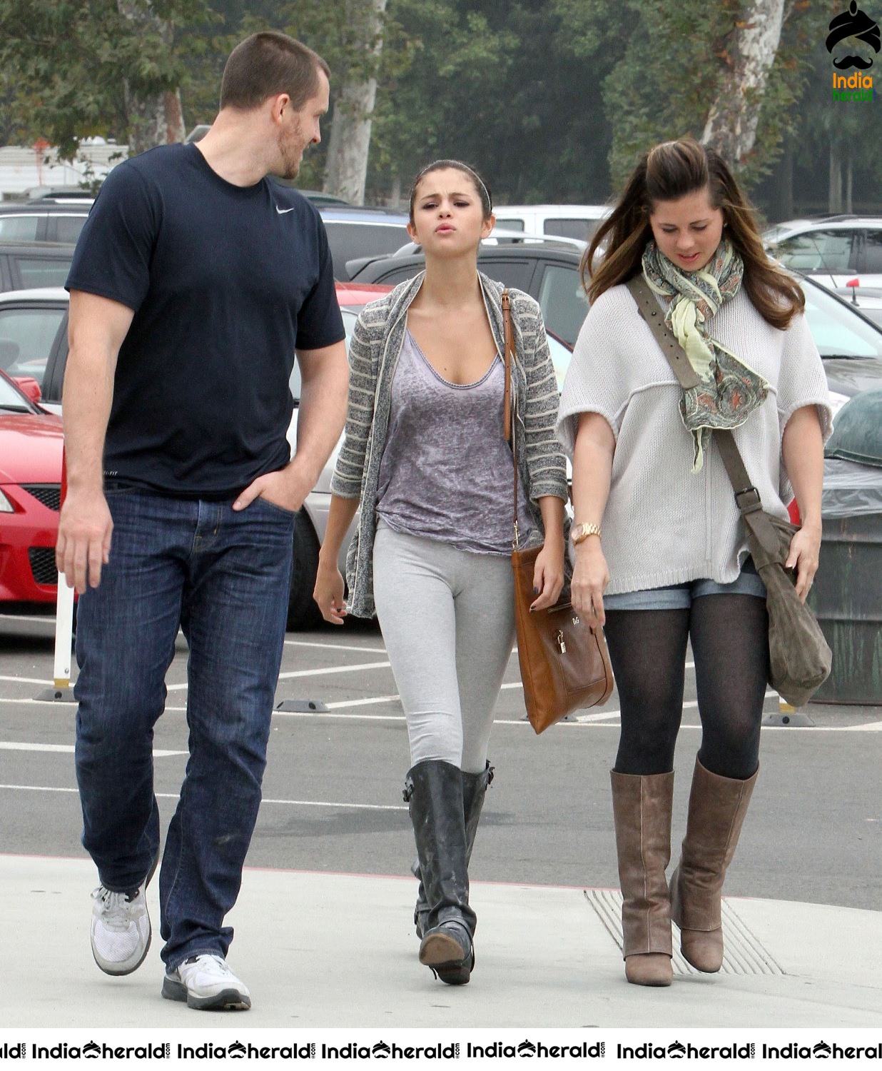 Selena Gomez Visits Los Angeles Zoo with her friends Set 2