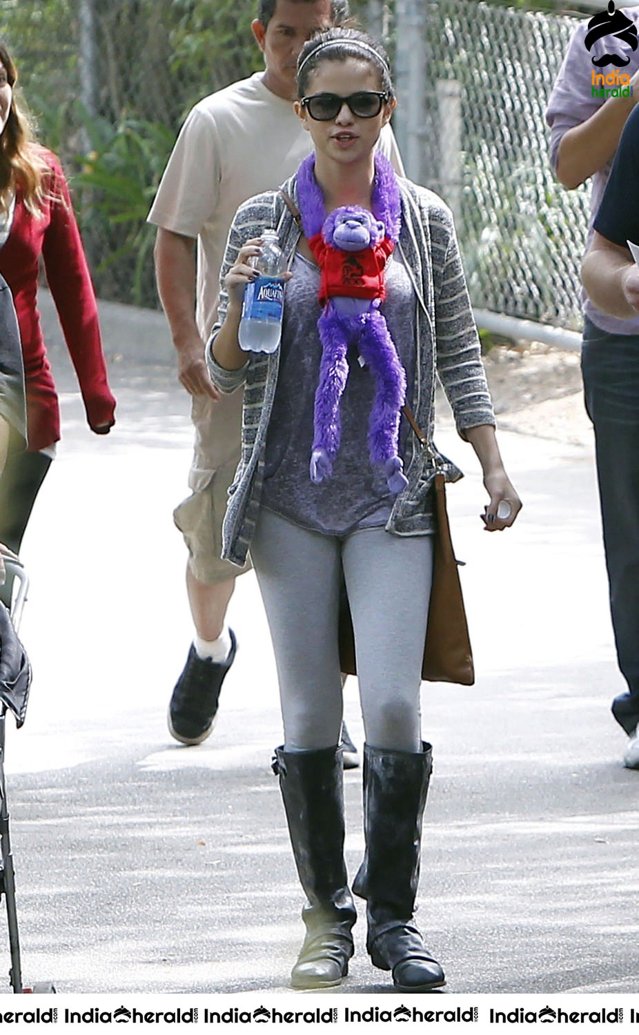 Selena Gomez Visits Los Angeles Zoo with her friends Set 2