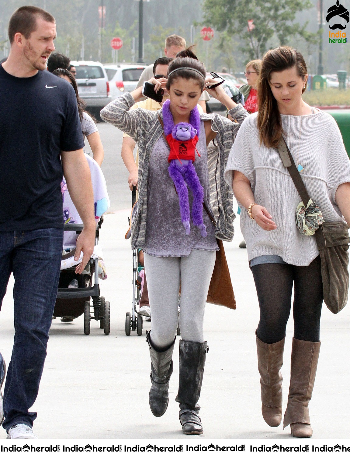 Selena Gomez Visits Los Angeles Zoo with her friends Set 2