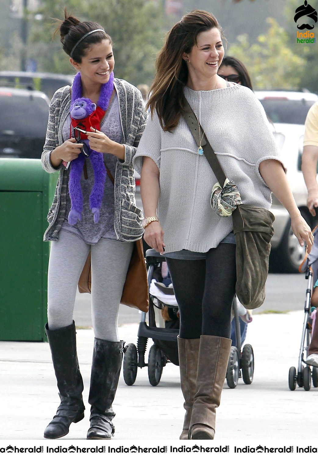 Selena Gomez Visits Los Angeles Zoo with her friends Set 2