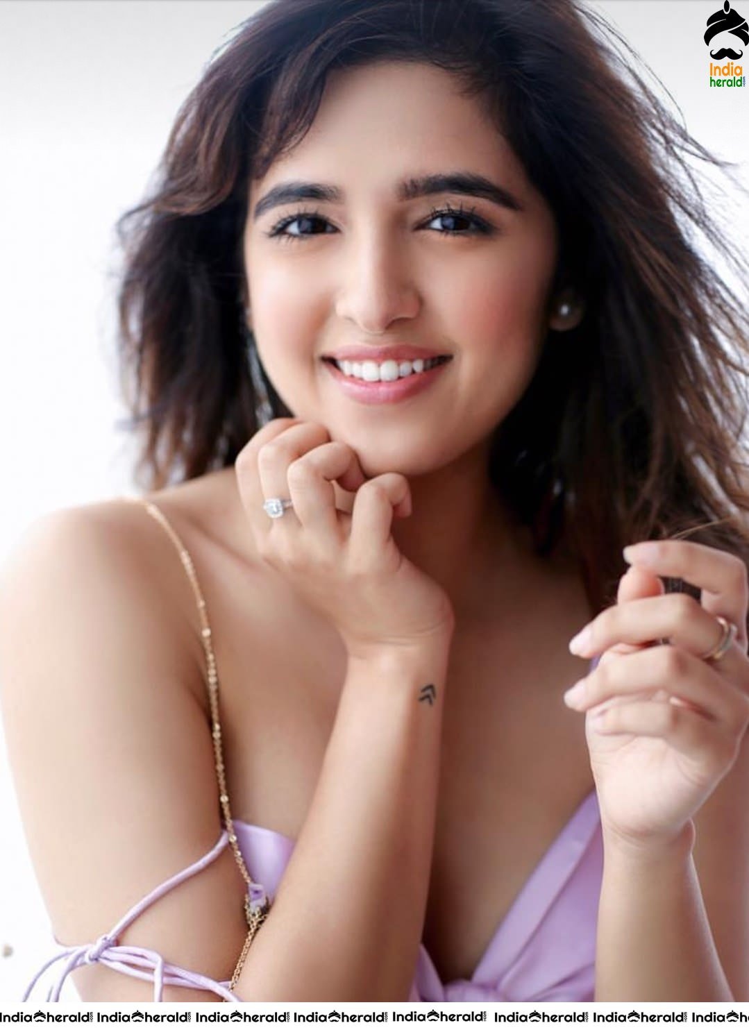 Shirley Setia Sizzling Hot Cleavage and Waist revealing Photos