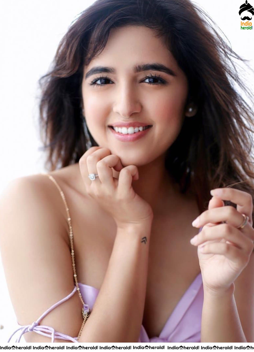 Shirley Setia Sizzling Hot Cleavage and Waist revealing Photos