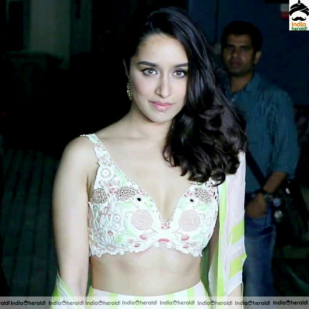 Shraddha Kapoor Hot Waist Show In Sleeveless Choli