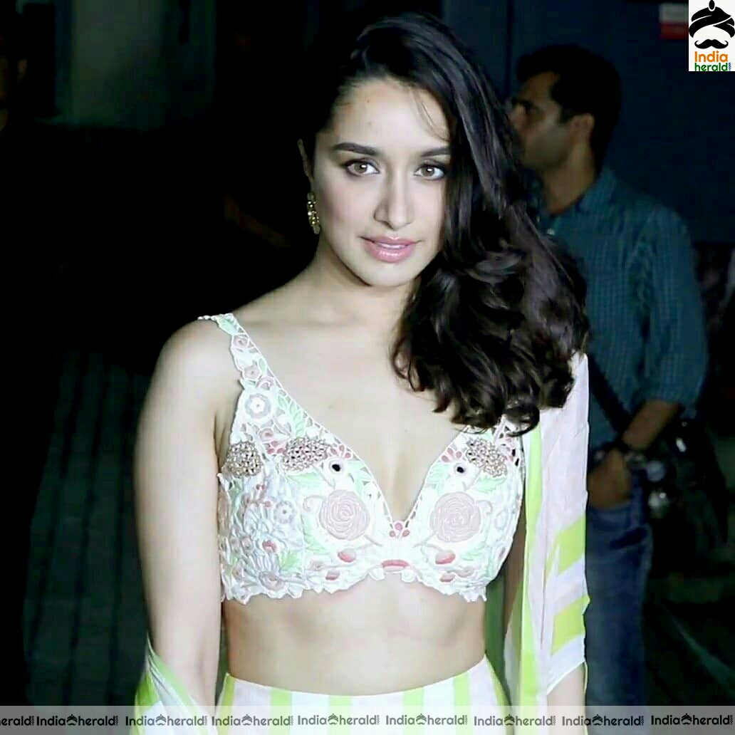 Shraddha Kapoor Hot Waist Show In Sleeveless Choli