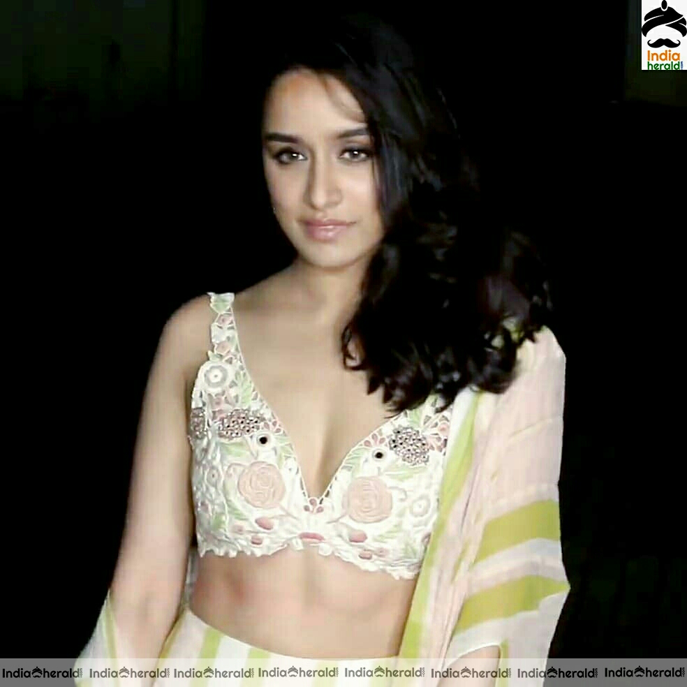 Shraddha Kapoor Hot Waist Show In Sleeveless Choli