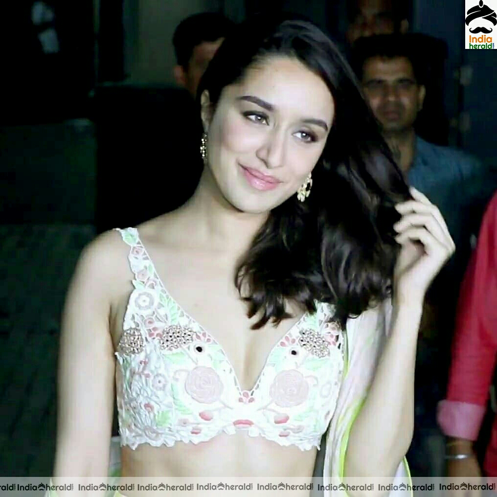 Shraddha Kapoor Hot Waist Show In Sleeveless Choli