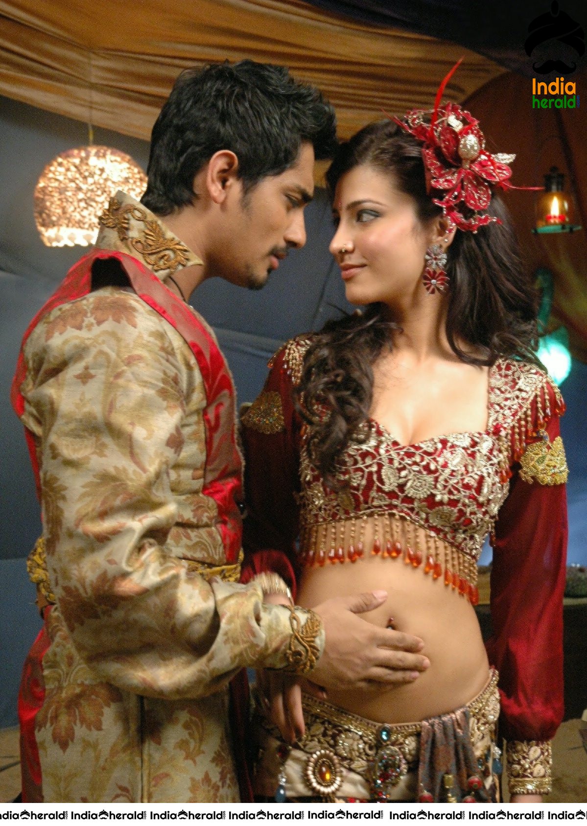 Shruti Haasan Hot Photos where her Belly and Navel are enjoyed by Actor Siddharth