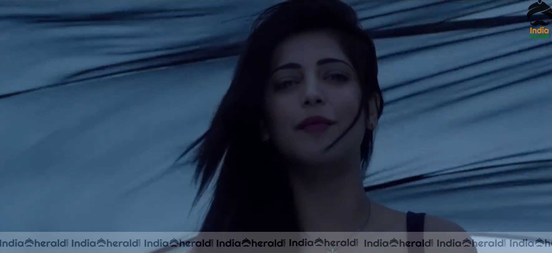 Shruti Hassan Hot Unseen Bedroom Scene Photos