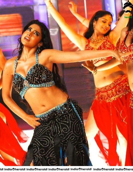 Sizzler Shriya Saran Hot Photos from Tulasi movie Set 2